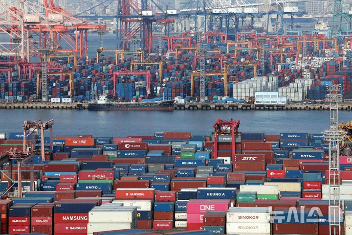 [부산=뉴시스] 하경민 기자 = 사진은 지난 1일 부산 남구 신선대(사진 아래) 및 감만(위) 부두 야적장에 수출입 컨테이너가 가득 쌓여 있는 모습. 2025.05.01. yulnetphoto@newsis.com