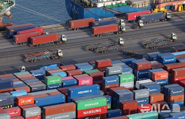 [부산=뉴시스] 하경민 기자 = 1일 산업통상자원부가 발표한 '4월 수출입동향'에 따르면 지난달 수출은 전년 대비 3.7% 증가한 582억1000만 달러(83조366억원), 수입은 2.7% 감소한 533억2000만 달러(76조610억원)로 집계됐다. 특히 수출은 역대 4월 중 최대실적을 기록했으며, 3개월 연속 증가세를 보였다.이날 부산 남구 신선대부두에서 야드트랙터들이 수출입 컨테이너를 옮기고 있다. 2025.05.01. yulnetphoto@newsis.com