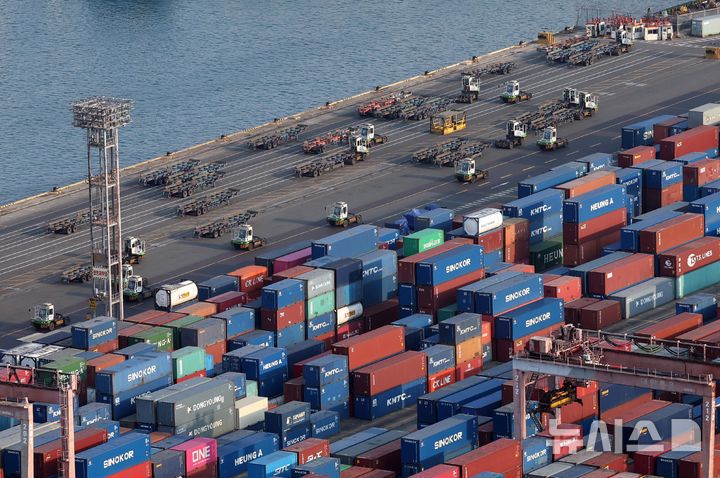 [부산=뉴시스] 하경민 기자 = 부산 남구 신선대부두에서 수출입 컨테이너 이송에 나서는 야드트랙터가 줄줄이 이동하고 있다. 2025.05.01. yulnetphoto@newsis.com