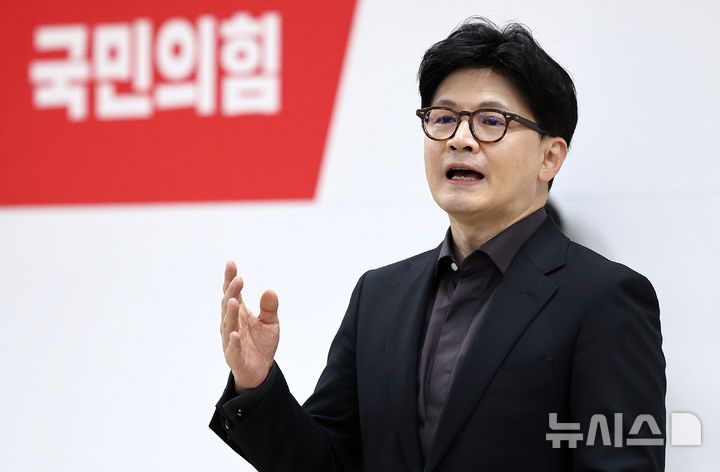 [대구=뉴시스] 이무열 기자 = 한동훈 제21대 대통령 선거 국민의힘 경선 후보가 1일 대구 수성구 국민의힘 대구시당에서 열린 당직자 간담회에 참석해 발언을 하고 있다. 2025.05.01. lmy@newsis.com