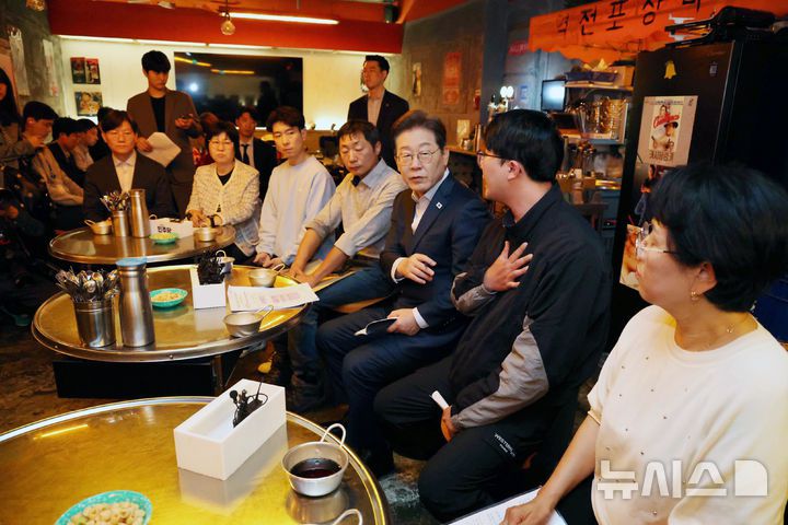 [서울=뉴시스] 조성우 기자 = 이재명 더불어민주당 대선후보가 1일 오후 서울 종로구의 한 포장마차에서 배달라이더, 택배기사 등 비(非)전형 노동자들과 간담회를 하고 있다. (공동취재) 2025.05.01. photo@newsis.com