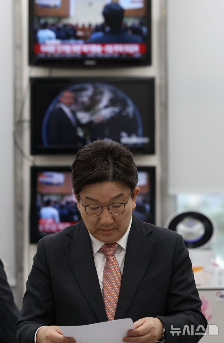 [서울=뉴시스] 권창회 기자 = 권성동 국민의힘 원내대표가 1일 서울 여의도 국회에서 이재명 공직선거법위반 사건 관련 대법원의 선고를 마친 뒤 백브리핑을 하기 위해 이동하고 있다. 2025.05.01. kch0523@newsis.com