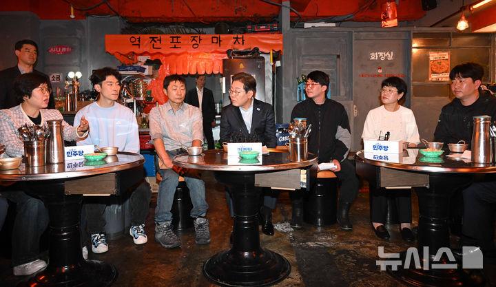 [서울=뉴시스] 조성우 기자 = 이재명 더불어민주당 대선후보가 1일 오후 서울 종로구의 한 포장마차에서 비전형 노동자 간담회를 하고 있다. (공동취재) 2025.05.01. photo@newsis.com