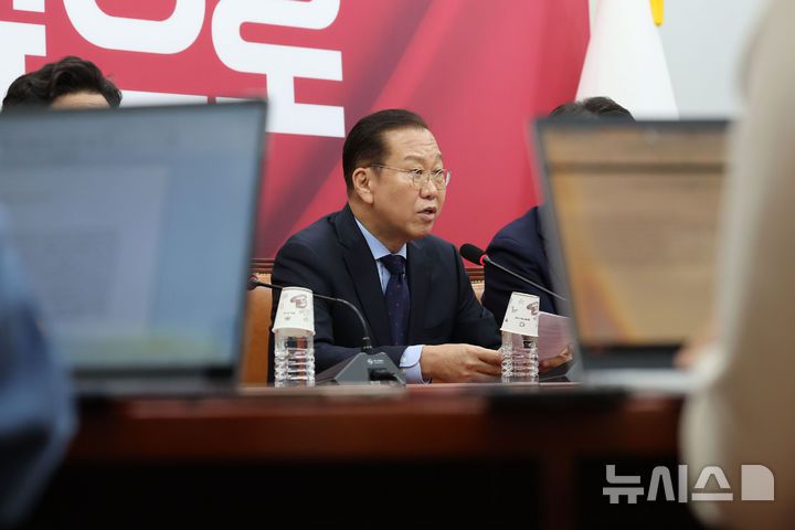 [서울=뉴시스] 권창회 기자 = 권영세 국민의힘 비상대책위원장이 1일 서울 여의도 국회에서 이재명 선거법 위반 대법원 파기환송 판결 관련 기자회견을 열고 발언하고 있다. 2025.05.01. kch0523@newsis.com