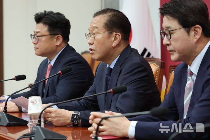 [서울=뉴시스] 권창회 기자 = 권영세 국민의힘 비상대책위원장이 1일 서울 여의도 국회에서 이재명 선거법 위반 대법원 파기환송 판결 관련 기자회견을 열고 발언하고 있다. 2025.05.01. kch0523@newsis.com