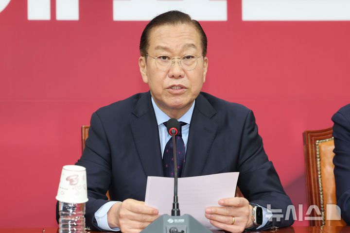 [서울=뉴시스] 권창회 기자 = 권영세 국민의힘 비상대책위원장이 1일 서울 여의도 국회에서 이재명 선거법 위반 대법원 파기환송 판결 관련 기자회견을 열고 발언하고 있다. 2025.05.01. kch0523@newsis.com