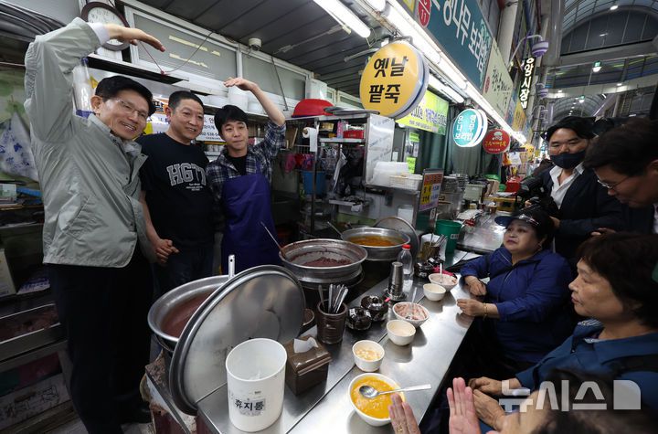 [대전=뉴시스] 고승민 기자 = 김문수 국민의힘 대선 경선 후보가 1일 대전중앙시장을 방문, 상인들과 기념촬영을 하고 있다. 2025.05.01. kkssmm99@newsis.com