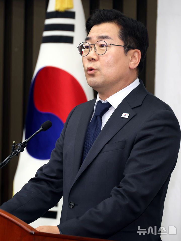 [서울=뉴시스] 조성봉 기자 = 박찬대 더불어민주당 대표 직무대행 겸 원내대표가 1일 오후 서울 여의도 국회에서 열린 긴급 의원총회에서 발언을 하고 있다. 2025.05.01. suncho21@newsis.com