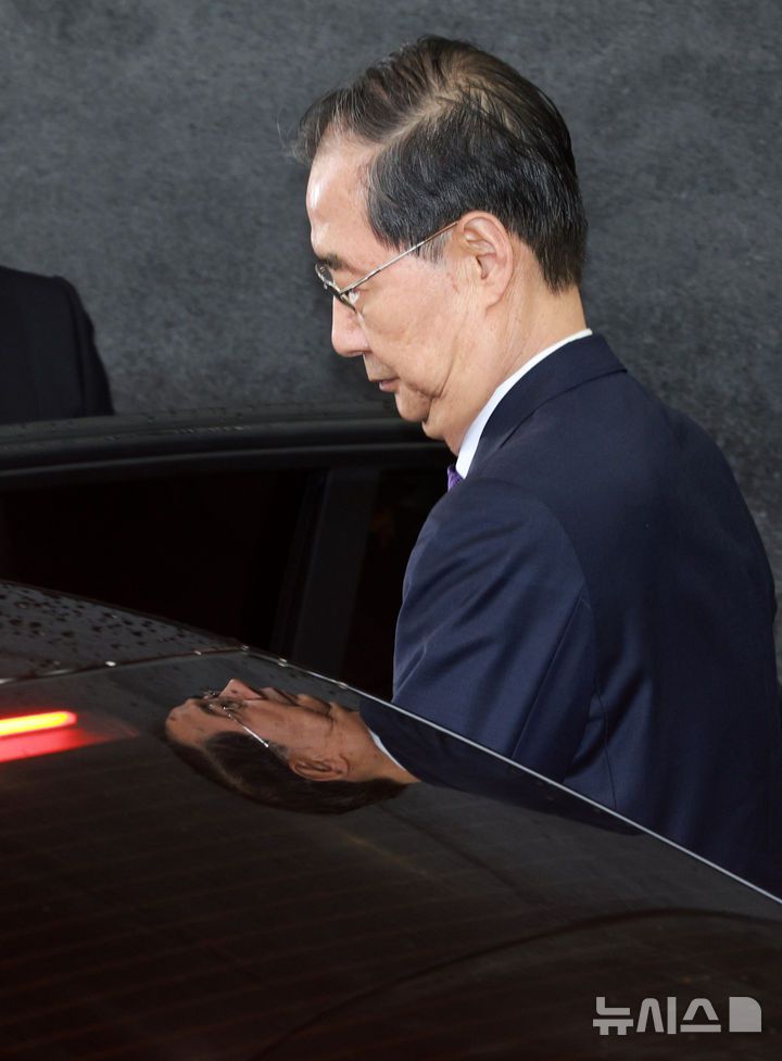 [서울=뉴시스] 고범준 기자 = 총리직 사퇴를 발표한 한덕수 대통령 권한대행 국무총리가 1일 서울 종로구 정부서울청사에서 열린 퇴임식을 마치고 준비된 차량에 탑승하고 있다. 2025.05.01. bjko@newsis.com