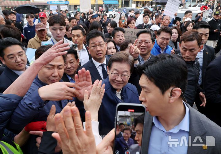 [연천=뉴시스] 조성우 기자 = 골목골목 경청투어에 나선 이재명 더불어민주당 대선후보가 1일 오후 경기도 연천군 전곡읍 인근에서 시민들과 인사하고 있다. 2025.05.01. xconfind@newsis.com