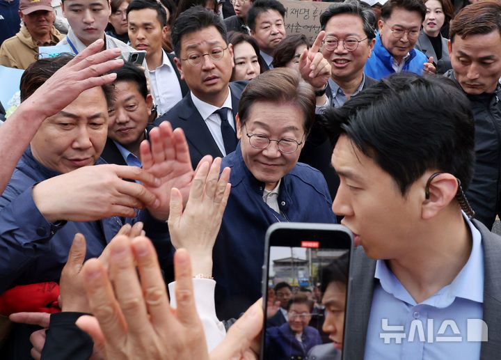 [연천=뉴시스] 조성우 기자 = 골목골목 경청투어에 나선 이재명 더불어민주당 대선후보가 1일 오후 경기도 연천군 전곡읍 인근에서 시민들과 인사하고 있다. 2025.05.01. xconfind@newsis.com