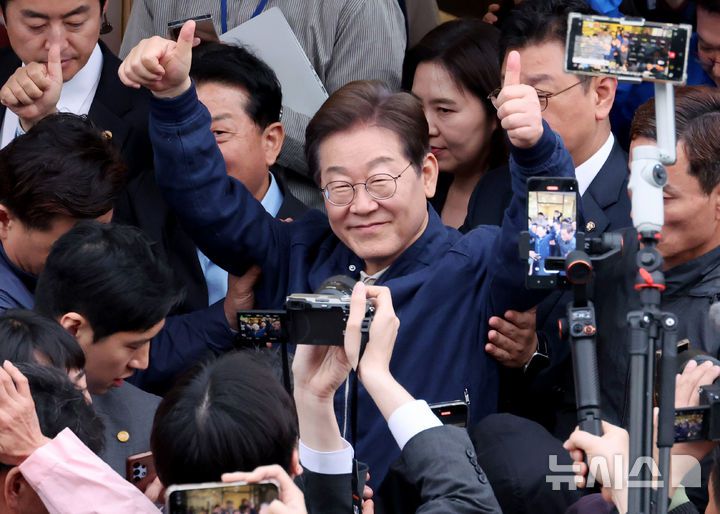 [연천=뉴시스] 조성우 기자 = 골목골목 경청투어에 나선 이재명 더불어민주당 대선후보가 1일 오후 경기도 연천군 전곡읍 인근에서 시민들에게 인사를 하고 있다. 2025.05.01. xconfind@newsis.com