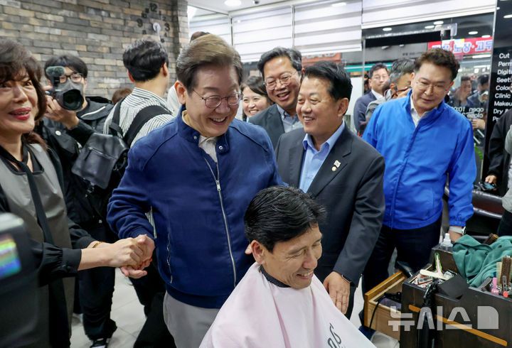 [연천=뉴시스] 조성우 기자 = 골목골목 경청투어에 나선 이재명 더불어민주당 대선후보가 1일 오후 경기도 연천군 전곡읍 인근에서 미용실을 찾아 시민들과 인사를 나누고 있다. 2025.05.01. xconfind@newsis.com