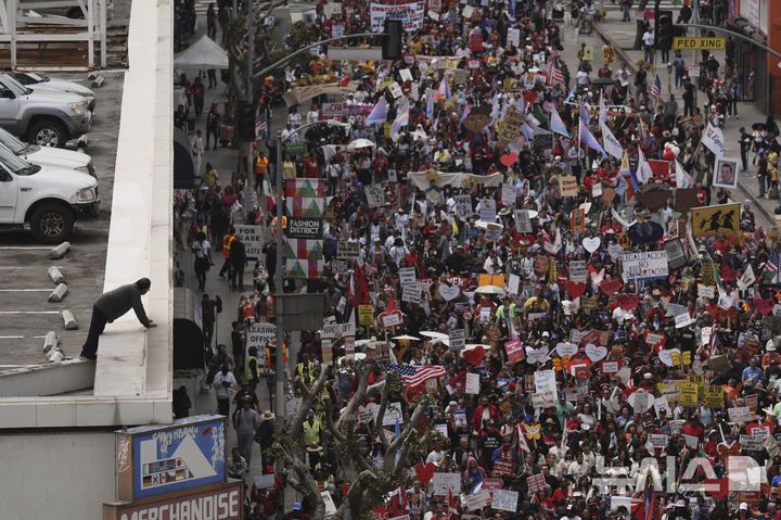 [로스앤젤레스=AP/뉴시스]  미 캘리포니아주 로스앤젤레스에서  5월1일 노동절 시위가 열린 광경.  민주당 텃밭인 캘리포니아주에서는 트럼프정부의 과도한 불법이민 색출과 추방작전으로 6월7일에도 전쟁을 방불케 하는 항의 시위와 진압 단속이 벌어졌다.  2025.06.08.