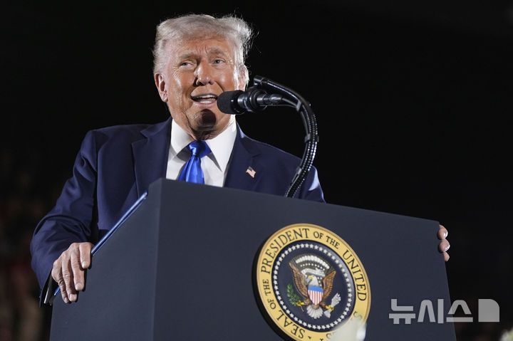 [앨라배마=AP/뉴시스]도널드 트럼프 미국 대통령이 지난 1일(현지 시간) 앨라배마주 터스컬루사에 있는 앨라배마 대학교에서 졸업식 연설을 하고 있다. 2025.05.03.