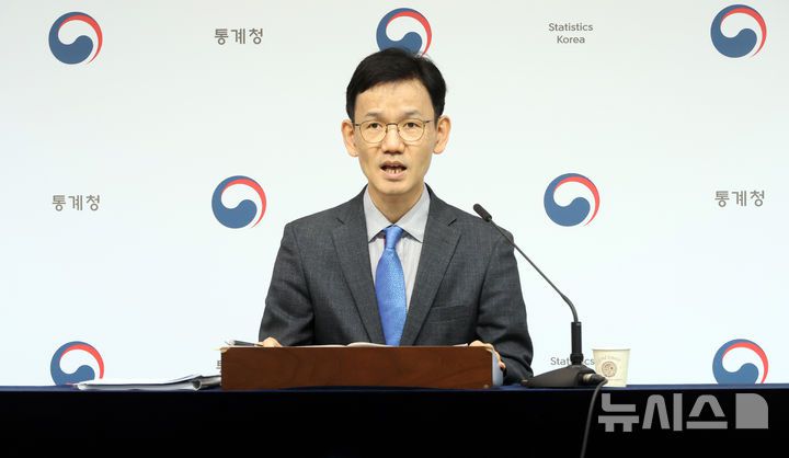 [세종=뉴시스] 강종민 기자 = 이두원 통계청 경제동향통계심의관이 2일 세종시 정부세종청사에서 2025년 4월 소비자물가동향을 발표하고 있다.  지난달 소비자물가지수는 116.38로 전년 동월 대비 2.1% 상승한 것으로 나타났다. 2025.05.01. ppkjm@newsis.com