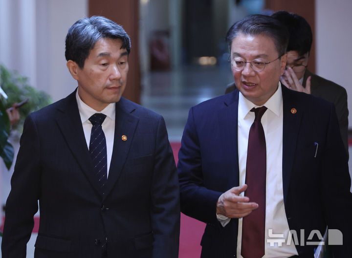 [서울=뉴시스] 고범준 기자 = 이주호 대통령 권한대행 부총리 겸 교육부 장관과 방기선 국무조정실장이 2일 서울 종로구 정부서울청사에서 열린 임시 국무회의에 참석하고 있다. (대통령실통신사진기자단) 2025.05.02. bjko@newsis.com