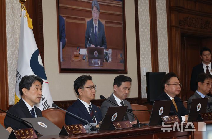 [서울=뉴시스] 고범준 기자 = 이주호 대통령 권한대행 부총리 겸 교육부 장관이 2일 서울 종로구 정부서울청사에서 열린 임시 국무회의에서 발언하고 있다. (대통령실통신사진기자단) 2025.05.02. bjko@newsis.com