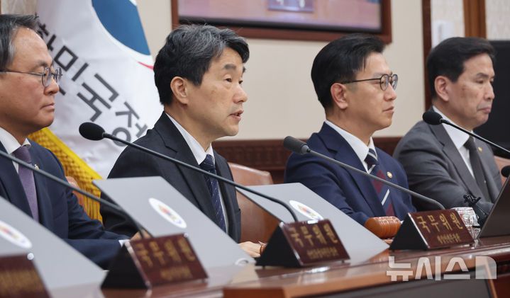 [서울=뉴시스] 고범준 기자 = 이주호 대통령 권한대행 부총리 겸 교육부 장관이 2일 서울 종로구 정부서울청사에서 열린 임시 국무회의에서 발언하고 있다. (대통령실통신사진기자단) 2025.05.02. bjko@newsis.com