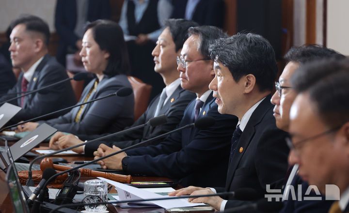 [서울=뉴시스] 고범준 기자 = 이주호 대통령 권한대행 부총리 겸 교육부 장관이 2일 서울 종로구 정부서울청사에서 열린 임시 국무회의에서 발언하고 있다. (대통령실통신사진기자단) 2025.05.02. bjko@newsis.com