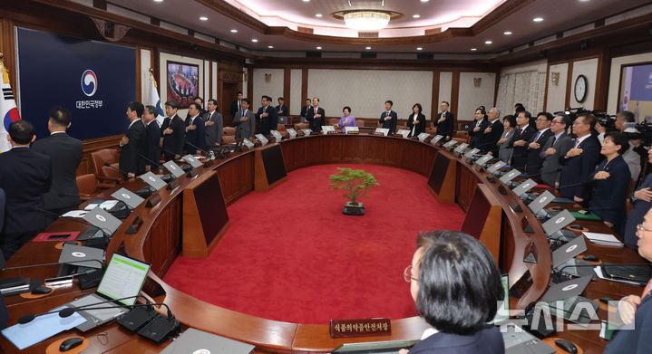 [서울=뉴시스] 고범준 기자 = 이주호 대통령 권한대행 부총리 겸 교육부 장관 등 국무위원들이 2일 서울 종로구 정부서울청사에서 열린 임시 국무회의에서 국기에 경례를 있다. (대통령실통신사진기자단) 2025.05.02. bjko@newsis.com