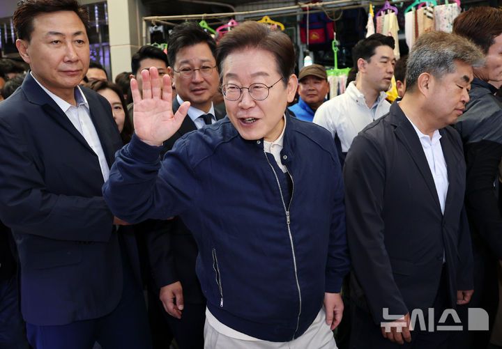 [철원=뉴시스] 조성우 기자 = 민심을 청취하는 '경청 투어'에 나선 이재명 더불어민주당 대선후보가 2일 오전 강원도 철원군 동송전통시장에서 상인들에게 인사하고 있다. (공동취재) 2025.05.02. photo@newsis.com