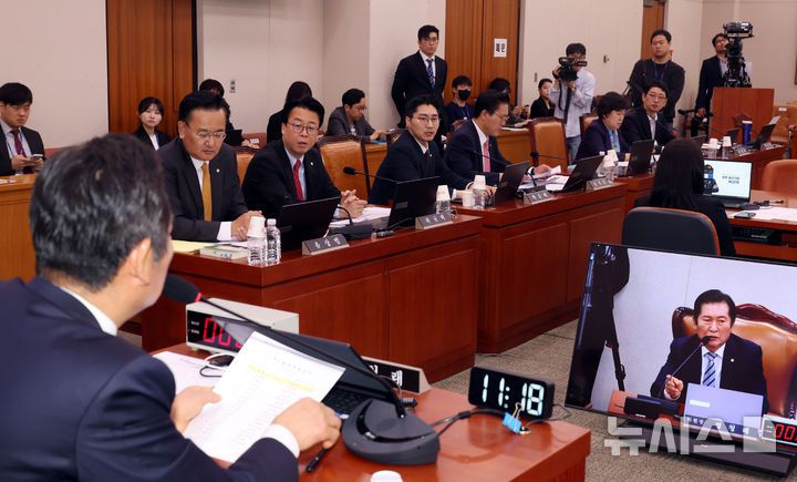 [서울=뉴시스] 조성봉 기자 = 2일 오전 서울 여의도 국회에서 열린 법제사법위원회 전체회의에서 국민의힘 의원들이 정청래 법사위원장의 발언에 굳은 표정을 짓고 있다.  2025.05.02. suncho21@newsis.com