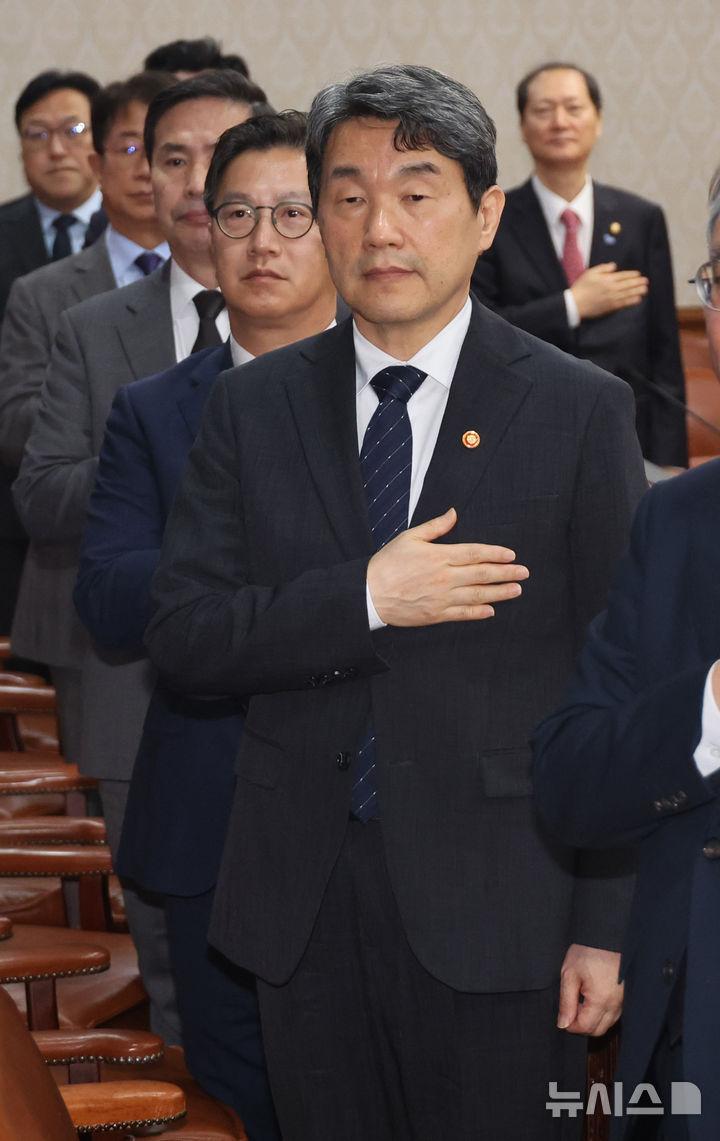 [서울=뉴시스] 고범준 기자 = 이주호 대통령 권한대행 부총리 겸 교육부 장관이 2일 서울 종로구 정부서울청사에서 열린 임시 국무회의에서 국기에 경례를 하고 있다. (대통령실통신사진기자단) 2025.05.02. bjko@newsis.com