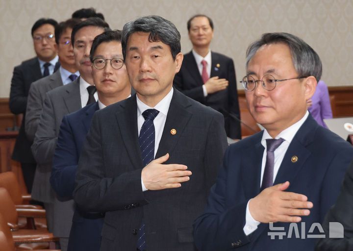 [서울=뉴시스] 고범준 기자 = 이주호 대통령 권한대행 부총리 겸 교육부 장관이 2일 서울 종로구 정부서울청사에서 열린 임시 국무회의에서 국기에 경례를 하고 있다. (대통령실통신사진기자단) 2025.05.02. bjko@newsis.com