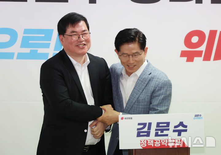 [서울=뉴시스] 고승민 기자 = 유동규 전 성남도시개발공사 기획본부장이 2일 서울 여의도 김문수 국민의힘 대선 경선 후보 캠프에서 김 후보 지지 발언을 하기 전 인사를 하고 있다. 2025.05.02. kkssmm99@newsis.com