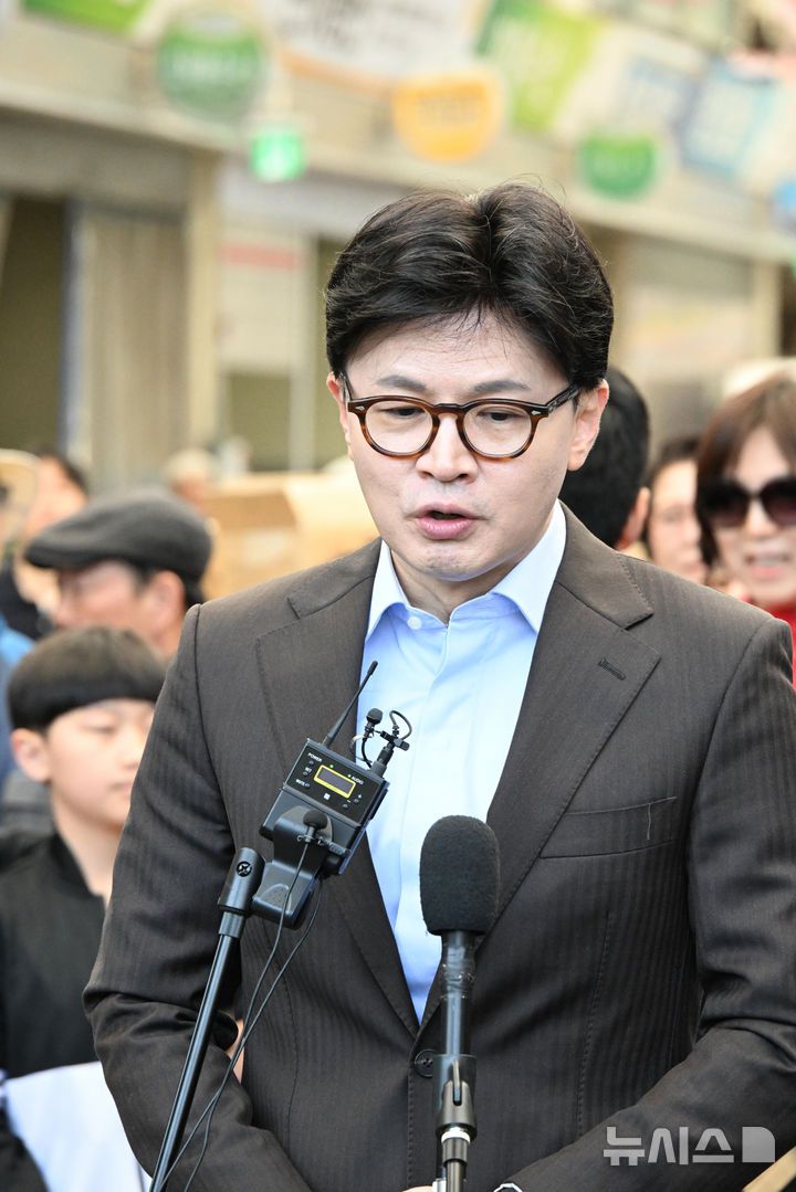 [창원=뉴시스] 차용현 기자 = 2일 오전 경남 창원시 마산어시장을 방문한 한동훈 제21대 대통령 선거 국민의힘 경선 후보가 취재진의 질문에 답하고 있다. 2025.05.02.con@newsis.com