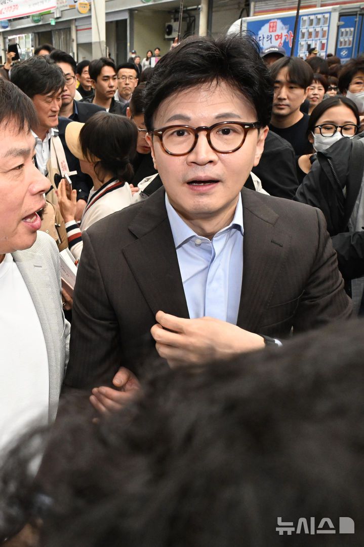 [창원=뉴시스] 차용현 기자 = 2일 오전 한동훈 제21대 대통령 선거 국민의힘 경선 후보가 경남 창원시 마산어시장을 찾아 시민과 인사를 나누고 있다. 2025.05.02.con@newsis.com