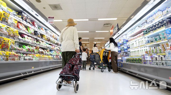 [서울=뉴시스] 추상철 기자 = 2일 오후 서울 시내 한 대형마트에서 시민이 장을 보고 있다. 2025.05.02. scchoo@newsis.com