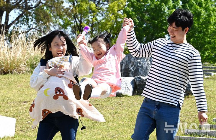 [수원=뉴시스] 김종택 기자 = 지난달 2일 경기 수원시 국립농업박물관을 찾은 한 어린이가 가족과 함께 즐거운 시간을 보내고 있는 모습. 2025.05.02. jtk@newsis.com