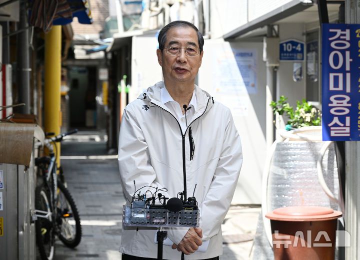 [서울=뉴시스] 황준선 기자 = 한덕수 전 국무총리가 2일 오후 서울 종로구의 식당에서 오세훈 서울시장과의 오찬 간담회를 마치고 백브리핑을 하고 있다. (공동취재) 2025.05.02. photo@newsis.com