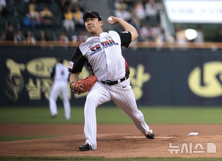 [서울=뉴시스] 정병혁 기자 = 지난 2일 서울 송파구 잠실야구장에서 열린 2025 KBO리그 SSG 랜더스와 LG 트윈스의 경기, LG 선발 손주영이 역투하고 있다. 2025.05.02. jhope@newsis.com