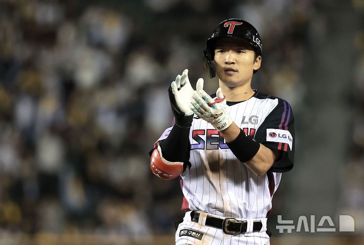 [서울=뉴시스] 정병혁 기자 = 지난 2일 서울 송파구 잠실야구장에서 열린 2025 KBO리그 SSG 랜더스와 LG 트윈스의 경기, 7회말 무사 주자없는 상황 LG 박해민이 안타를 친 뒤 기뻐하고 있다. 2025.05.02. jhope@newsis.com