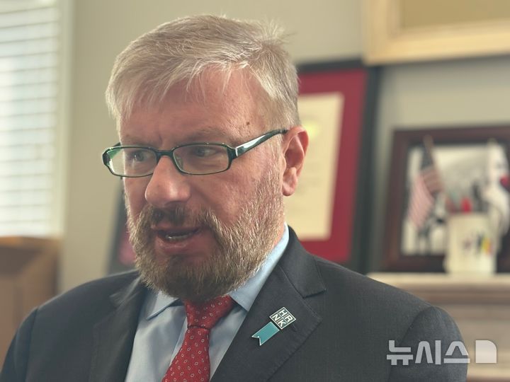 [워싱턴=뉴시스]이윤희 특파원 = 그레그 스칼라튜 북한인권이사회(HRNK) 회장이 지난달 30일(현지 시간) 미국 워싱턴DC HRNK 사무실에서 뉴시스와 인터뷰하고 있다. 2025.05.03.