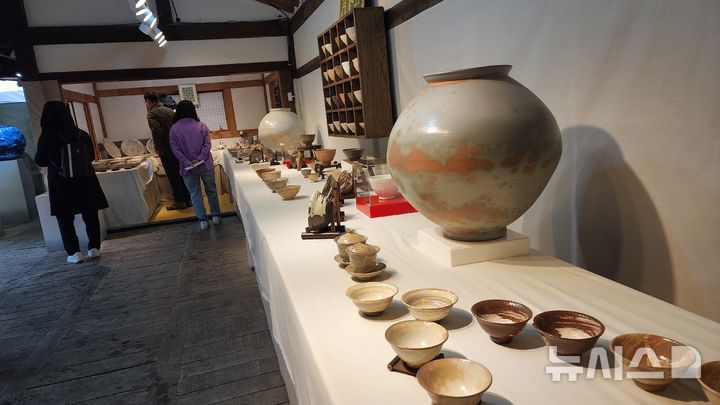 [문경=뉴시스] 김진호 기자 = 경북 문경시 문경새재 오픈세트장에서 3일 개막된 '2025 문경찻사발축제'에서 방문객들이 전시된 찻사발을 관람하고 있다. 2025.05.03.  kjh9326@newsis.com