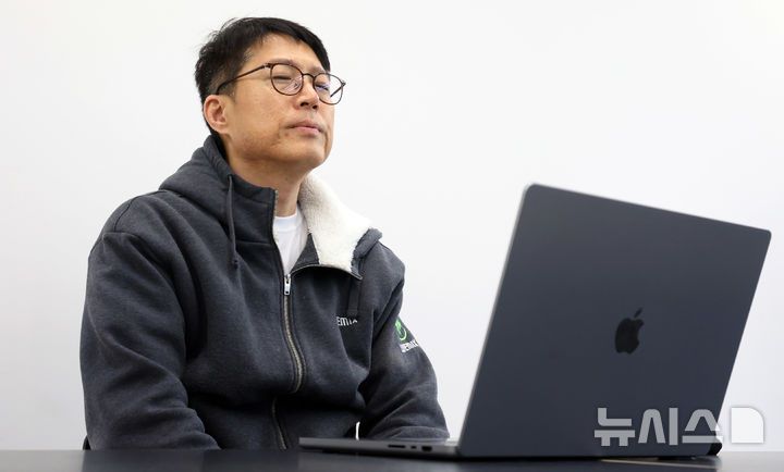 [성남=뉴시스] 추상철 기자 = 김석환 위믹스 재단 대표가 3일 오전 경기 성남시 판교 테크원타워에서 열린 '국내 가상자산 거래소의 위믹스 상장폐지 결정'과 관련 긴급 기자간담회에 참석해 있다. 2025.05.03. scchoo@newsis.com