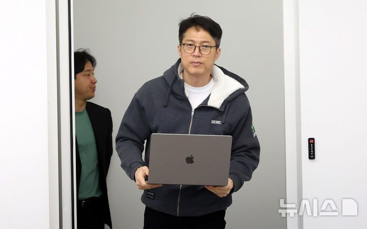 [성남=뉴시스] 추상철 기자 = 김석환 위믹스 재단 대표가 3일 오전 경기 성남시 판교 테크원타워에서 열린 '국내 가상자산 거래소의 위믹스 상장폐지 결정'과 관련 긴급 기자간담회에 참석하고 있다. 2025.05.03. scchoo@newsis.com