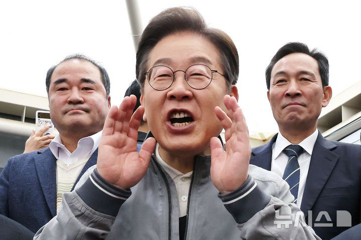 [속초=뉴시스] 조성우 기자 = 민심을 청취하는 '경청 투어'에 나선 이재명 더불어민주당 대선후보가 3일 강원도 속초중앙시장에서 상인 및 주민들에게 인사하고 있다. 2025.05.03. xconfind@newsis.com