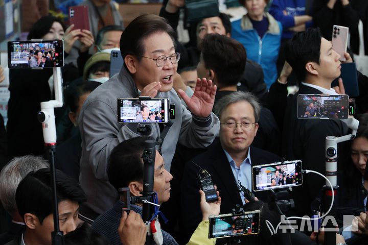 [양양=뉴시스] 조성우 기자 = 민심을 청취하는 '경청 투어'에 나선 이재명 더불어민주당 대선후보가 3일 강원도 양양군 양양시장에서 연설을 하고 있다. 2025.05.03. xconfind@newsis.com