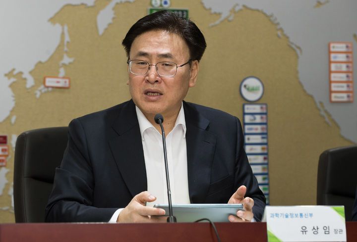 [서울=뉴시스] 추상철 기자 = 유상임 과학기술정보통신부 장관이 3일 오전 서울 송파구 한국인터넷진흥원 인터넷침해대응센터를 방문해 사이버 침해 모니터링 및 대응 현황을 점검하고, 통신사 및 플랫폼 기업 (SK텔레콤, KT, LG유플러스, 네이버, 카카오, 쿠팡, 우아한형제들)의 정보보호 현황을 점검하고 있다. (사진= 과학기술정보통신부 제공) 2025.05.03. photo@newsis.com *재판매 및 DB 금지