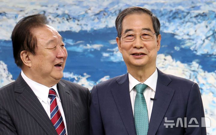 [서울=뉴시스] 추상철 기자 = 대선 출마를 선언한 한덕수 전 국무총리가 3일 오후 서울 영등포구 여의도 국회 헌정기념관에서 정대철 헌정회장을 예방해 기념촬영을 하고 있다. 2025.05.03. scchoo@newsis.com