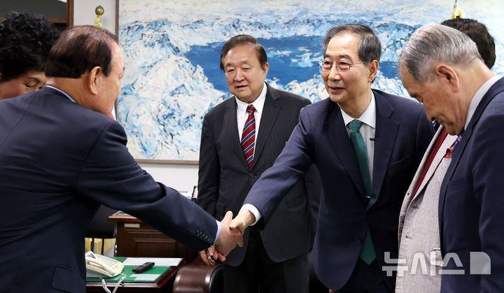 [서울=뉴시스] 추상철 기자 = 대선 출마를 선언한 한덕수 전 국무총리가 3일 오후 서울 영등포구 여의도 국회 헌정기념관에서 정대철 헌정회장을 예방해 정치원로와 인사를 하고 있다. 2025.05.03. scchoo@newsis.com