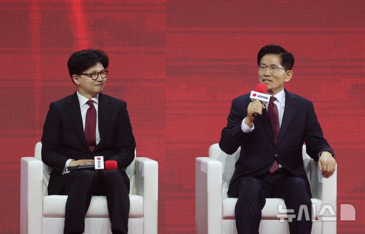 [고양=뉴시스] 고승민 기자 = 3일 경기 고양 킨텍스에서 열린 국민의힘 대선 후보 선출 전당대회에서 김문수(가나다순), 한동훈 경선 후보가 개표시간 동안 대담을 하고 있다. 2025.05.03. kkssmm99@newsis.com