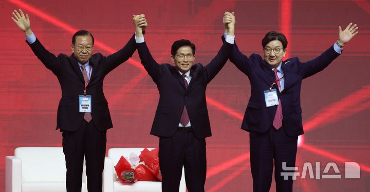 [고양=뉴시스] 고승민 기자 = 3일 경기 고양 킨텍스에서 열린 국민의힘 대선 후보 선출 전당대회에서 최종 대선 후보로 선출된 김문수 후보가 권영세 비대위원장, 권성동 원내대표와 기념촬영하고 있다. 2025.05.03. kkssmm99@newsis.com