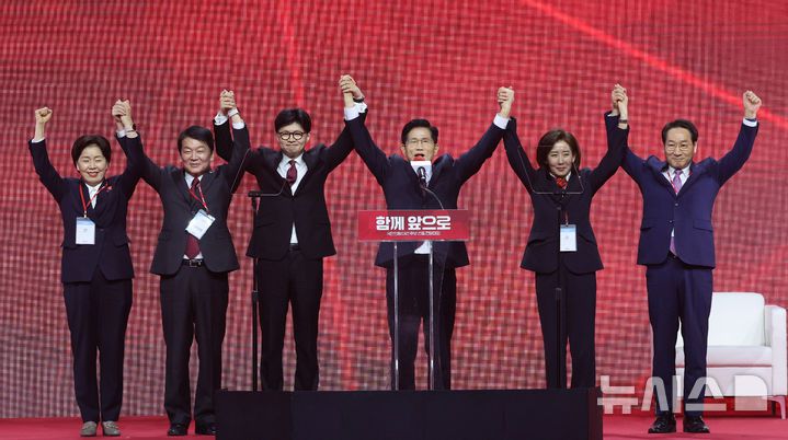 [고양=뉴시스] 국회사진기자단 = 국민의힘 대선 후보로 선출된 김문수 후보가 3일 경기 고양 킨텍스에서 열린 국민의힘 대선 후보 선출 전당대회에서 경선후보들과 기념촬영을 하고 있다. 2025.05.03. photo@newsis.com