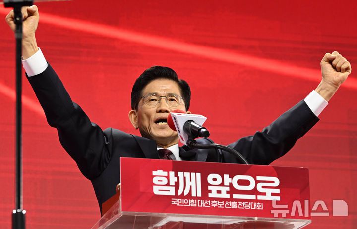 [고양=뉴시스] 고승민 기자 = 3일 경기 고양 킨텍스에서 열린 국민의힘 대선 후보 선출 전당대회에서 최종 후보로 선출된 김문수 후보가 수락연설을 하고 있다. (공동취재) 2025.05.03. photo@newsis.com